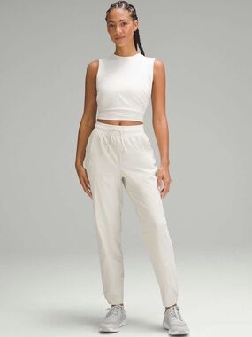 Lululemon • License to Train High-Rise
Pant • Size 6